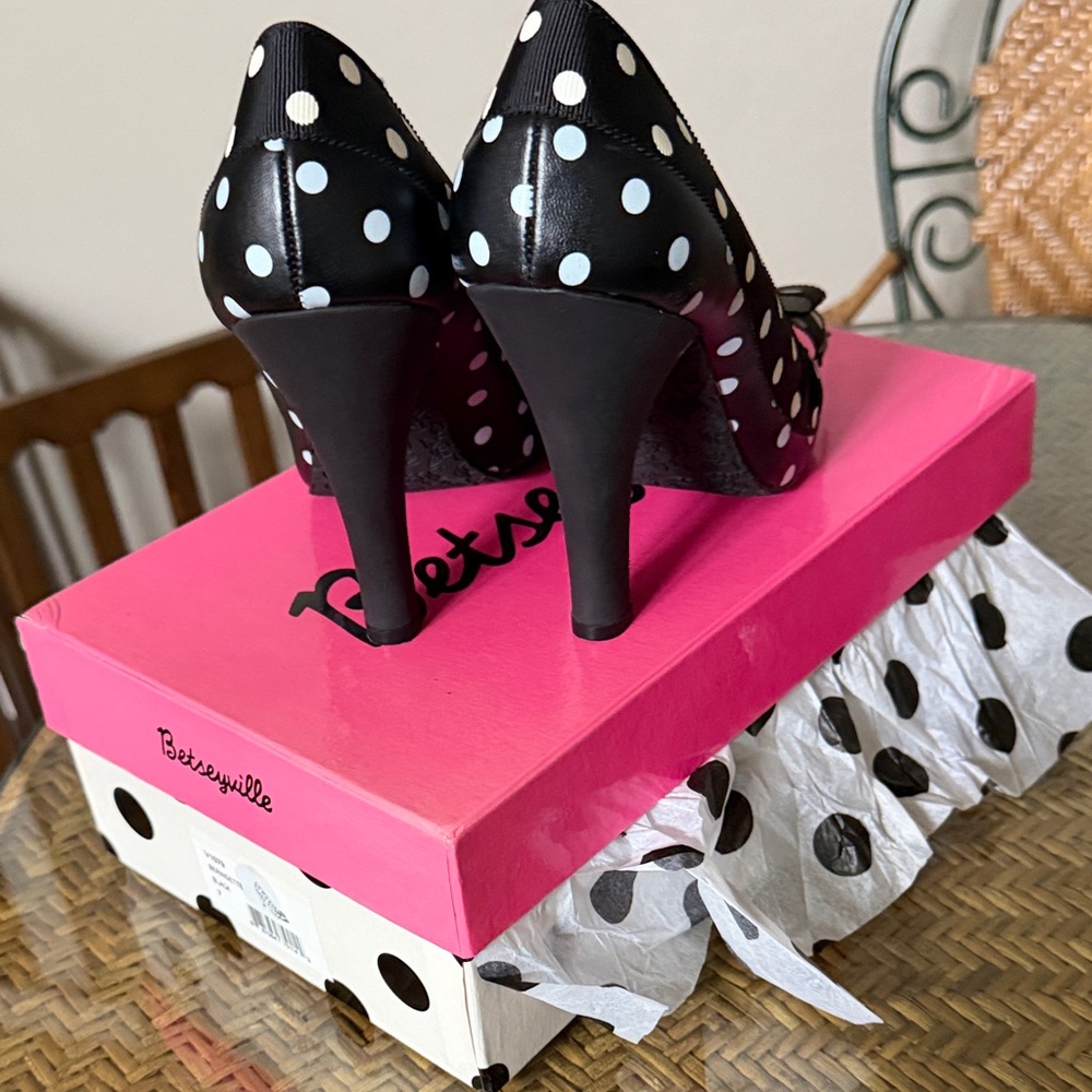 Betsey Johnson Black and White Polka Dot Heels - Picture 4 of 6
